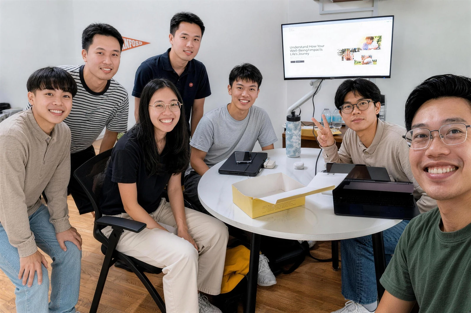 途策导师与学员围坐在同一张工作台前协作