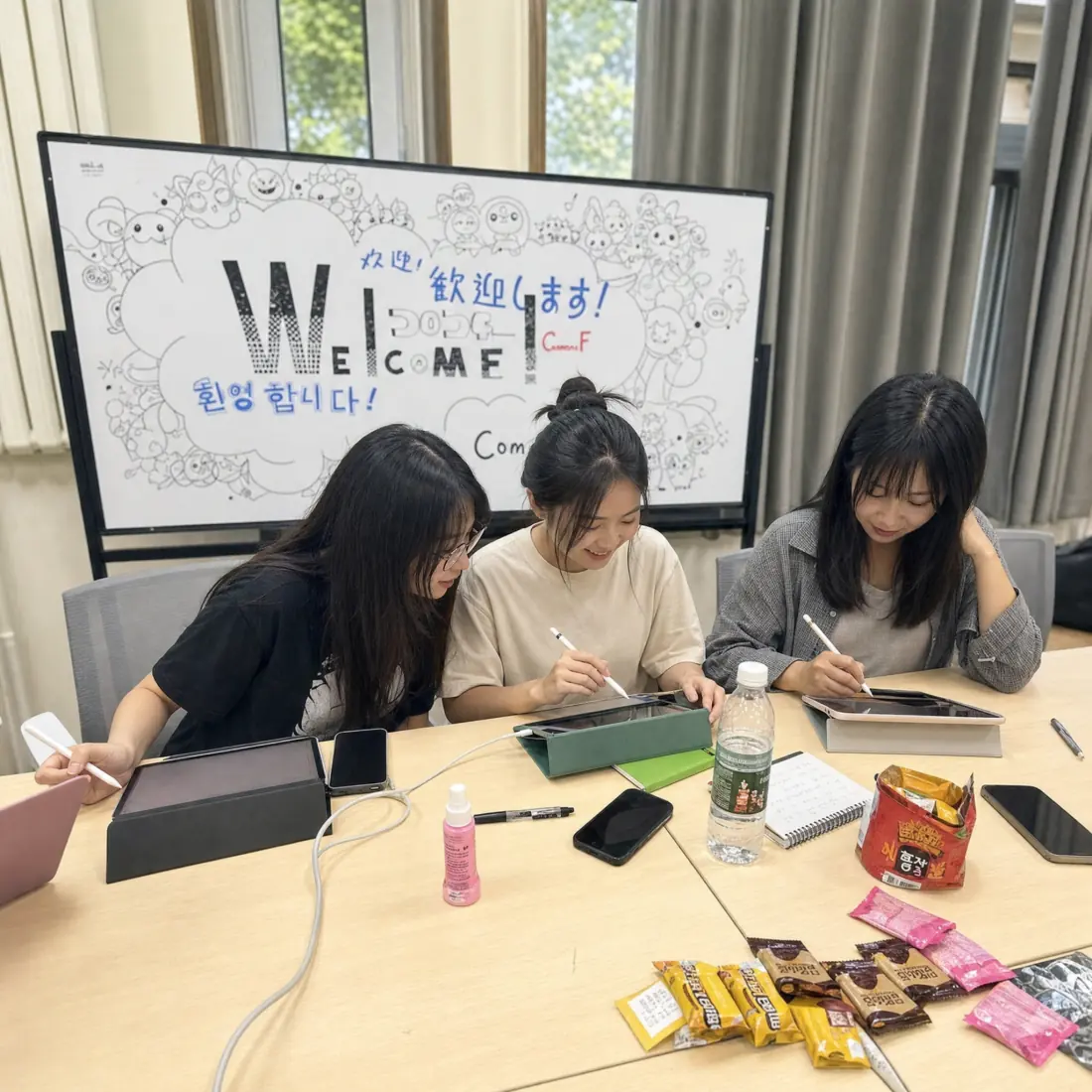 途策学员与导师在工作台上协作打磨申请